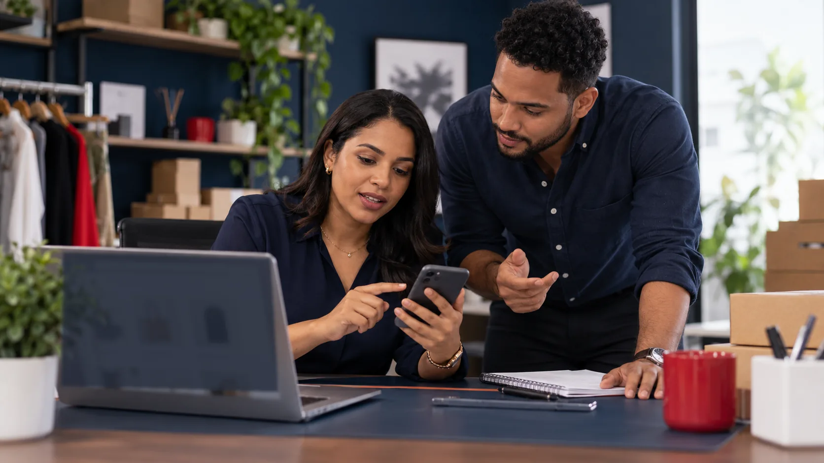 Equipo revisando una respuesta a un cliente desde el teléfono