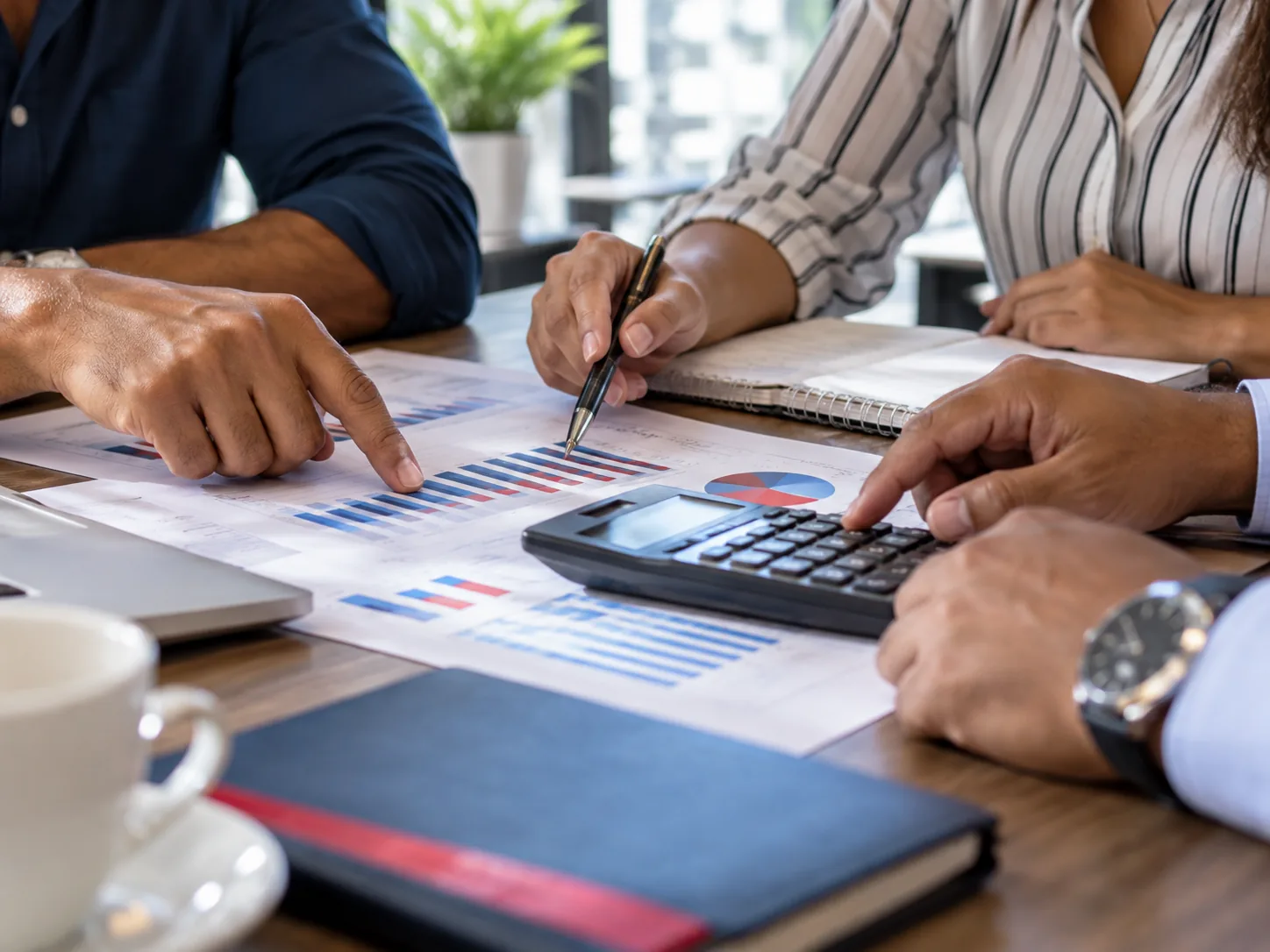Participantes realizando ejercicios financieros con gráficos y calculadora